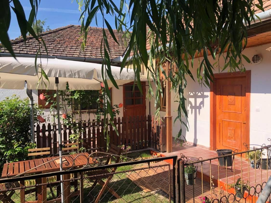 Tepke Guesthouse Garab Bagian luar foto